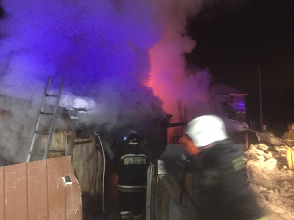 Спасатели тушат загоревшийся гараж