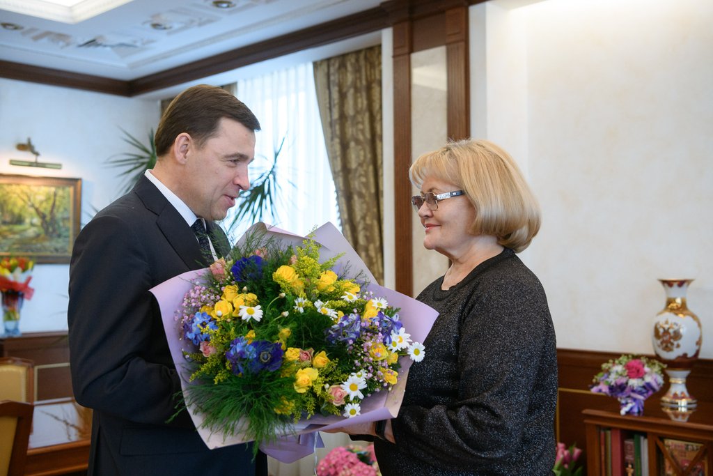 В конце встречи Евгений Куйвашев поздравил председателя регионального парламента с наступающим международным женским днём.