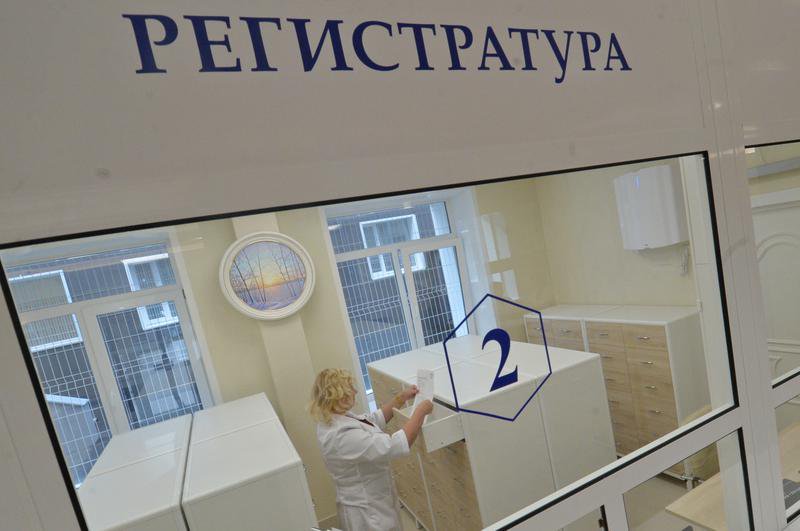 Правительство России выделило 18,3 млрд рублей из Федерального фонда ОМС на оплату труда врачей и среднего медицинского персонала