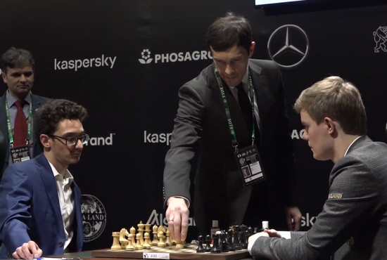 Павел Дацюк сделал первый ход. Фото: Скриншот трансляции ютуб-канала "FIDE chess"