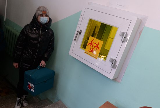 Волонтёры будут доставлять лекарства людям, находящимся на домашнем карантине. Фото: Павел Ворожцов