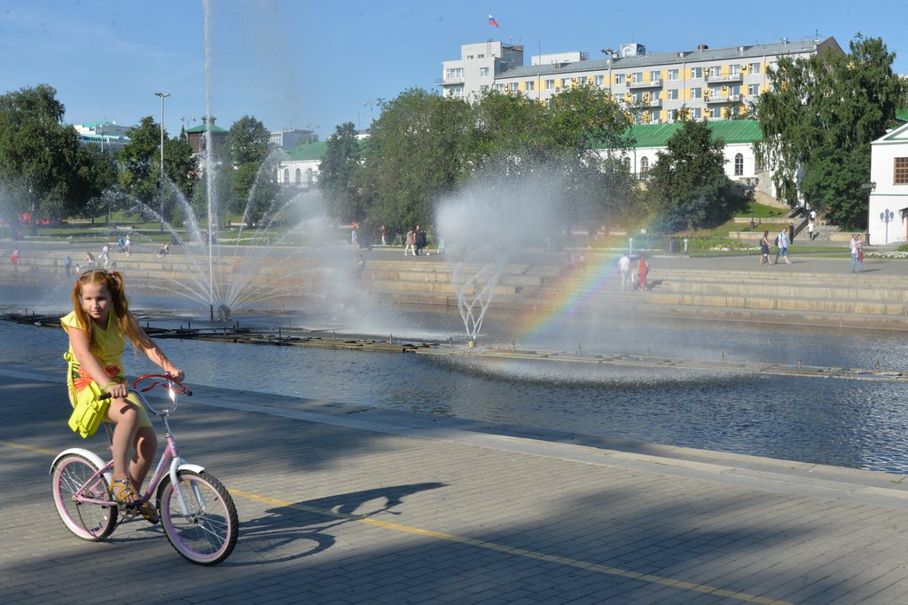 девочка на велосипеде, фонтан