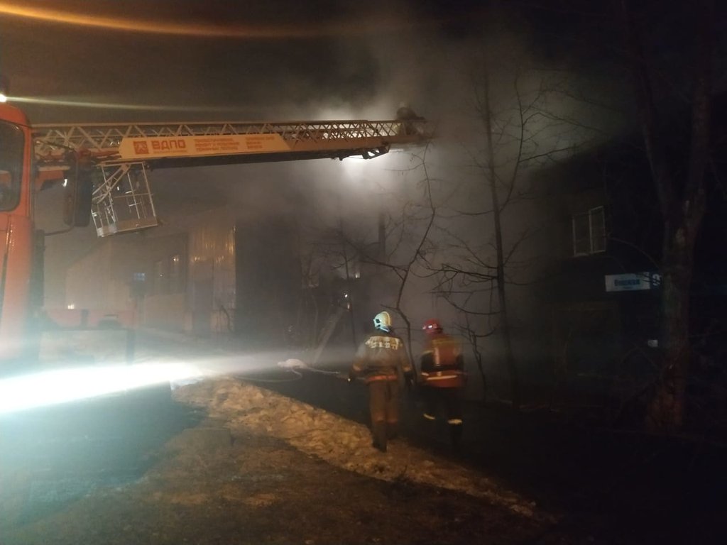 Спасатели тушат загоревшийся  дом