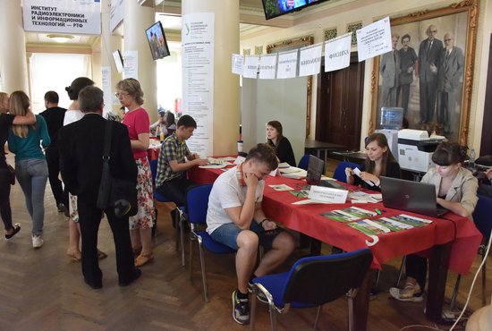 В нынешнем году абитуриентам позволят подавать документы на бюджетные места вплоть до 10 августа. Фото: Алексей Кунилов