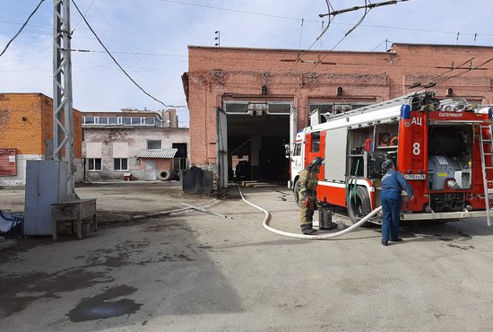 В Екатеринбурге более 40 человек тушили пожар в троллейбусном депо на Щорса. Фото: пресс-службе ГУ МЧС России по Свердловской области