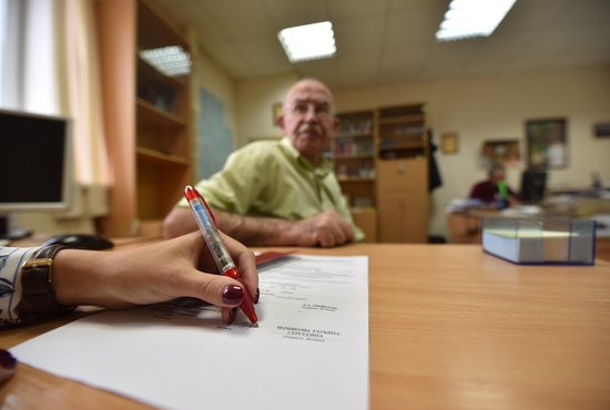 Почтальоны доставят пенсии и пособия в установленный день выплаты. Фото: Алексей Кунилов