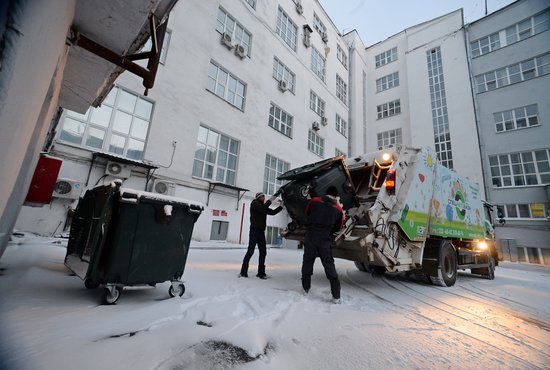 Во время нерабочей недели регоператоры продолжали вывозить мусор. Они отмечают, что после того как многие уральцы стали больше сидеть дома, объёмы вывоза ТКО увеличились.  Фото: Павел Ворожцов