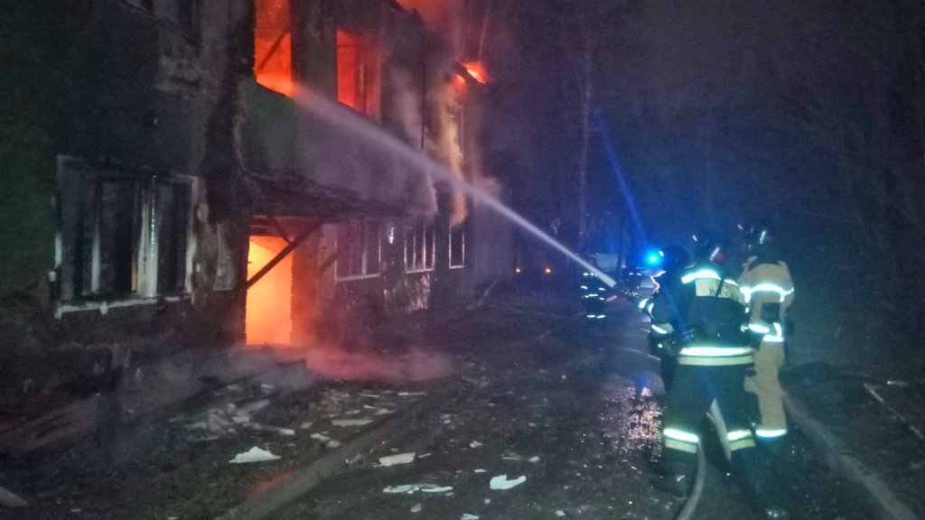 Спасатели тушат загоревшийся дом