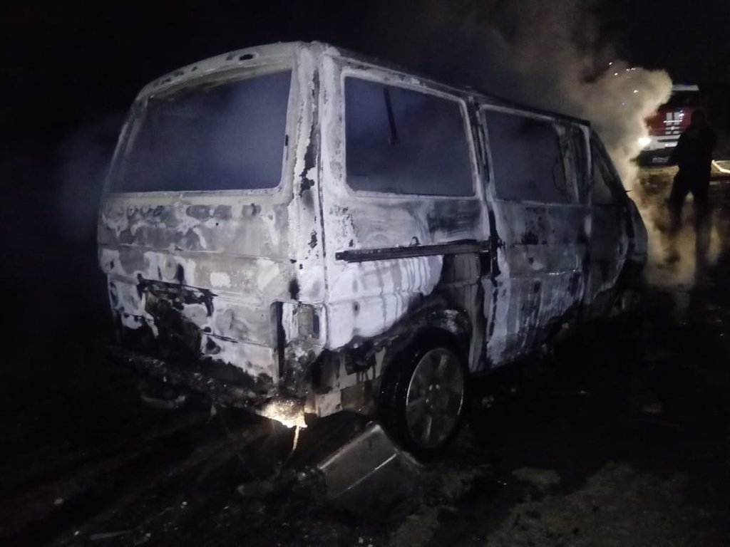 Спасатели тушат загоревшийся микроавтобус