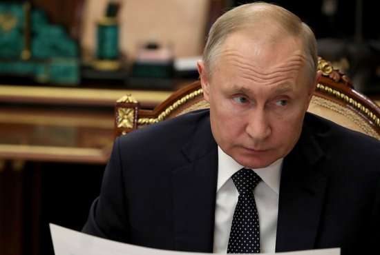 Владимир Путин  поручил установить дополнительные выплаты врачам, непосредственно работающим с больными Covid-19. Фото: пресс-служба Кремля