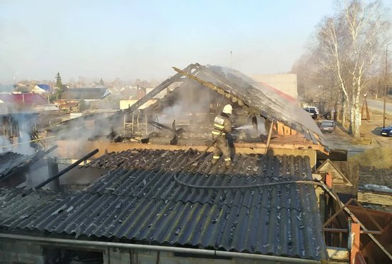 В тушении пожара были задействованы 11 спасателей. Фото: пресс-служба ГУ МЧС России по Свердловской области