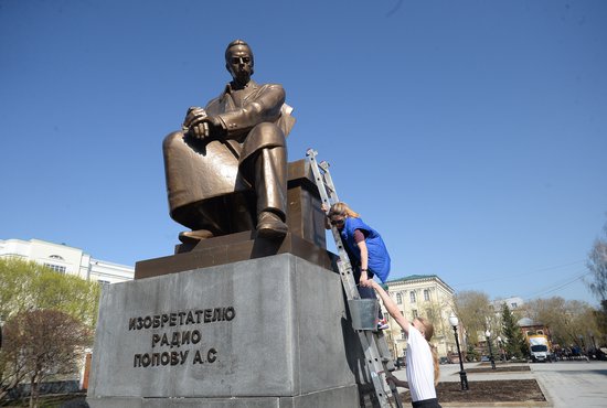 В праздник студенты обычно также устраивали помывку памятника Попову. Фото: Павел Ворожцов