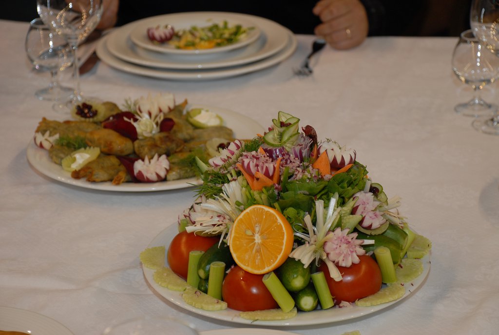 Фрукты и овощи на тарелке