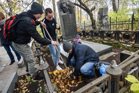 В Радоницу полагается сделать несколько вещей: очистить кладбище и подать нищим на помин души. Фото: Галина Соловьёва