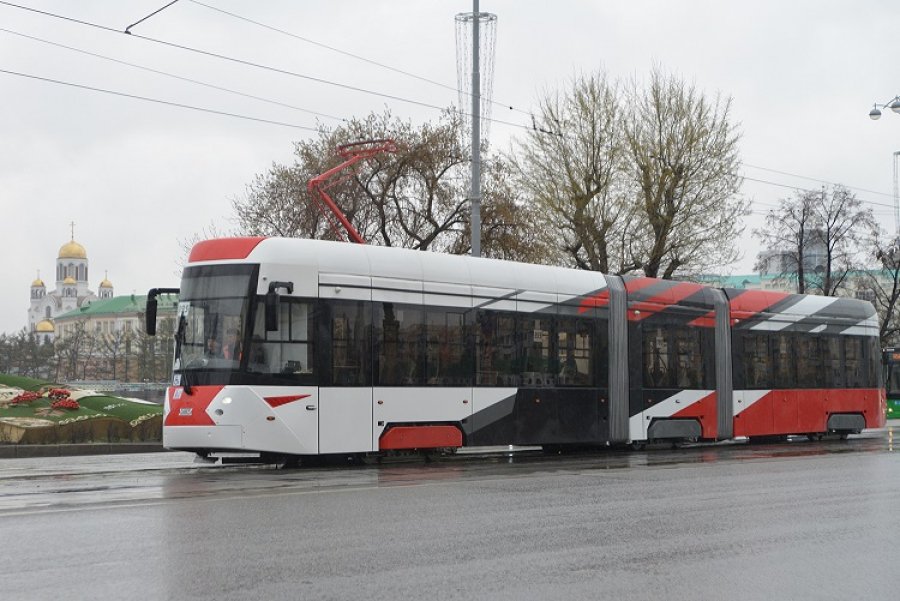 трёхсекционный низкопольный трамвай