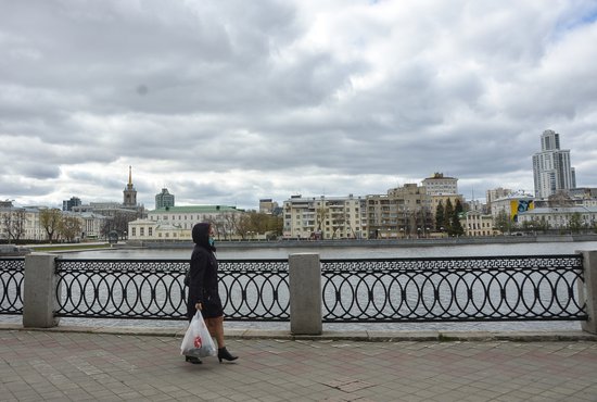 На улицах Екатеринбурга сегодня гораздо меньше людей, чем до начала майских праздников. Можно встретить  тех, кто гуляет с собаками или идёт с пакетами из магазина. Фото: Галина Соловьёва