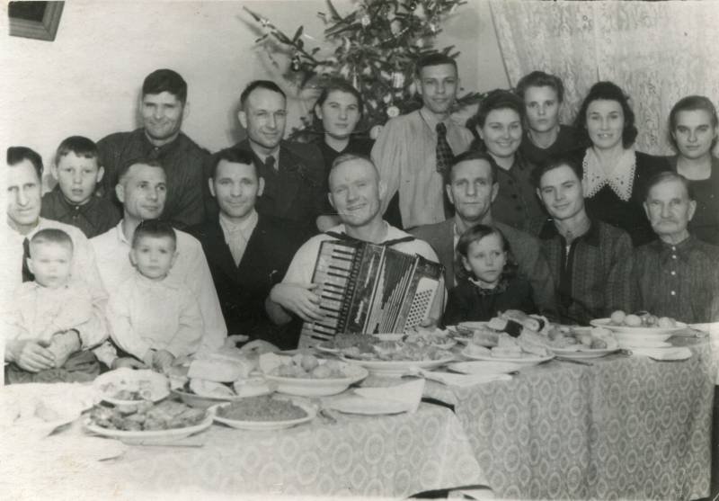 Лев Ширяев (с аккордеоном) вместе с родственниками и друзьями.