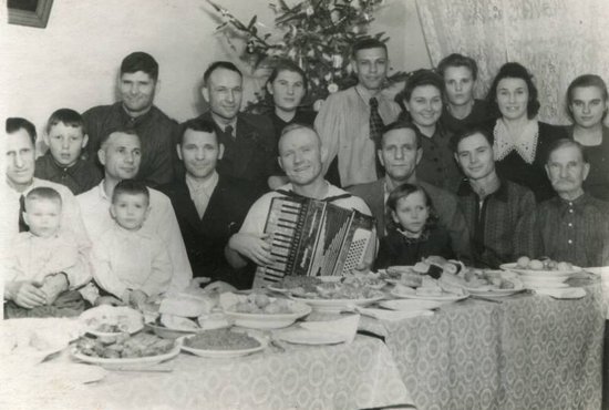 Лев Ширяев (с аккордеоном) в кругу родственников и друзей, 1960-е годы. Фото: Из личного архива Максима Сеидова.