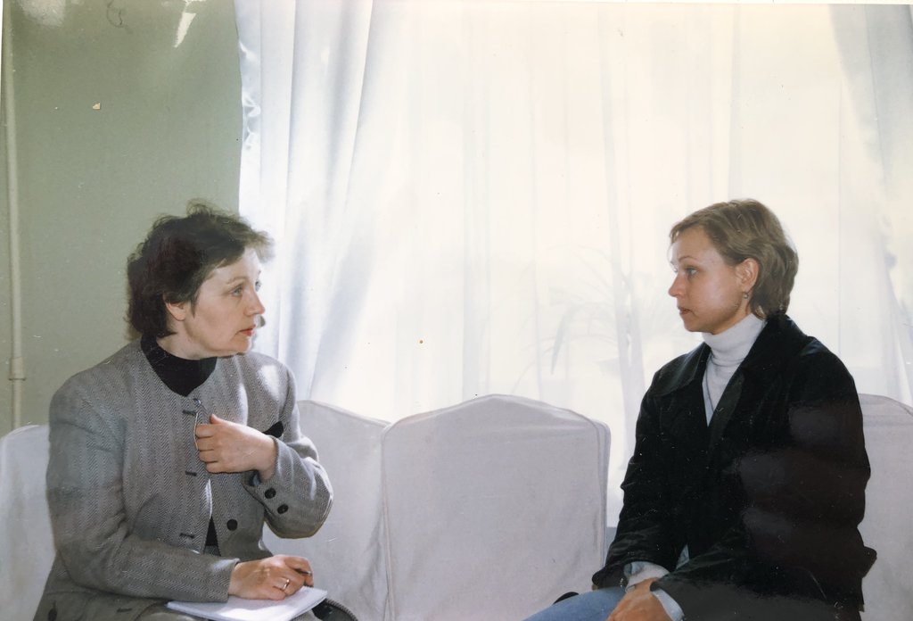 Ирина Клепикова (слева) берет интервью у Татьяны Багановой, руководителя данс-театра "Провинциальные танцы"