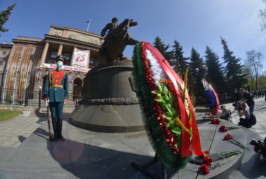 В Екатеринбурге состоялась церемония возложения цветов к памятнику Георгию Жукову. Фото: Галина Соловьёва