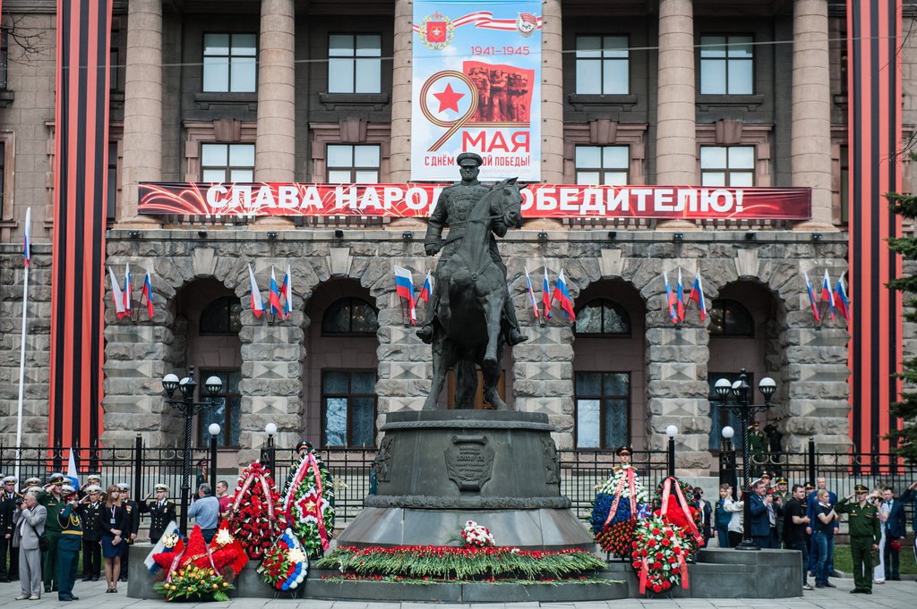 возложение венков к памятнику Георгию Жукову