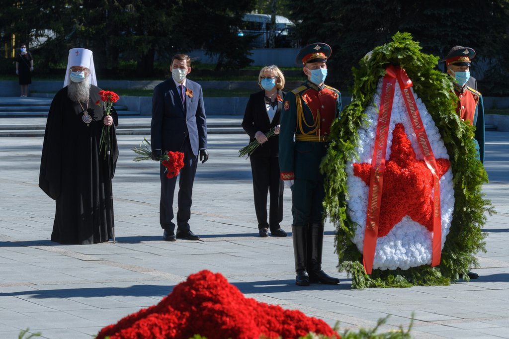Евгений Куйвашев возложил цветы к Вечному огню на Широкореченском мемориале