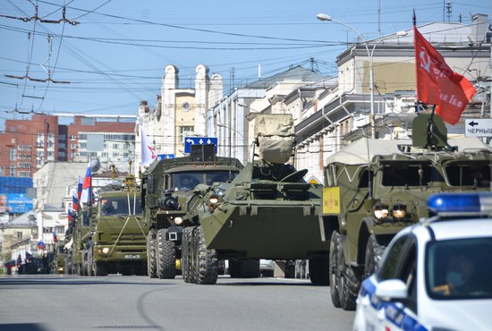 Колонна из 11 грузовиков с импровизированными сценами начала свой проезд около 10:15. Фото: Галина Соловьёва