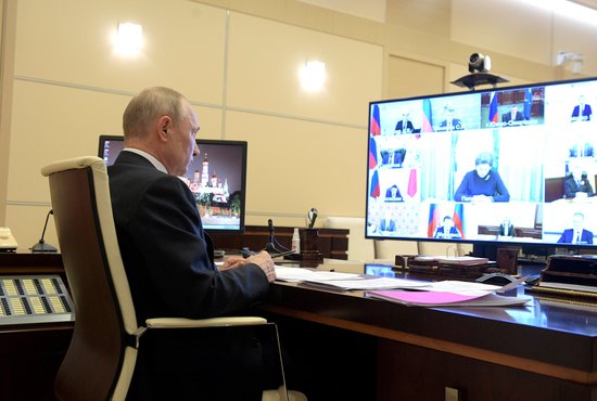 Президент России Владимир Путин подписал указ о порядке продления ограничений в связи коронавирусом.  Фото: пресс-служба Кремля