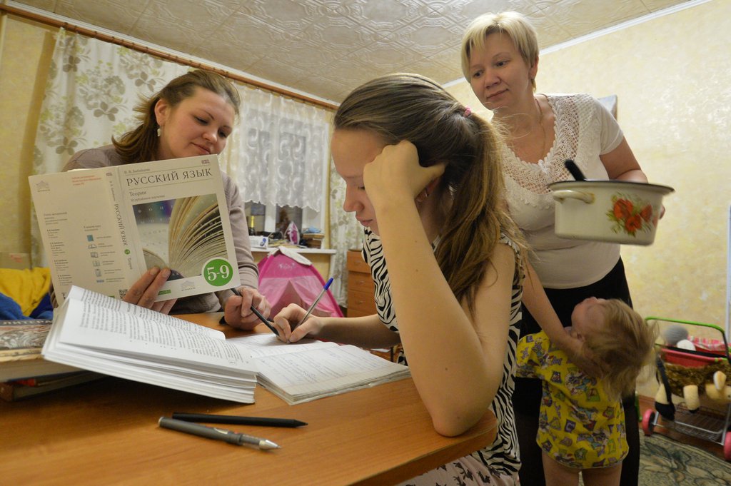 Девушка учит русский язык дома