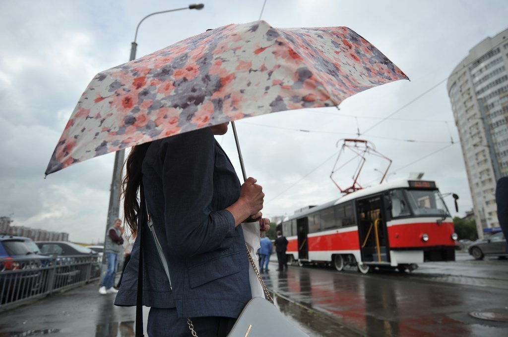 Девушка стоит под зонтом