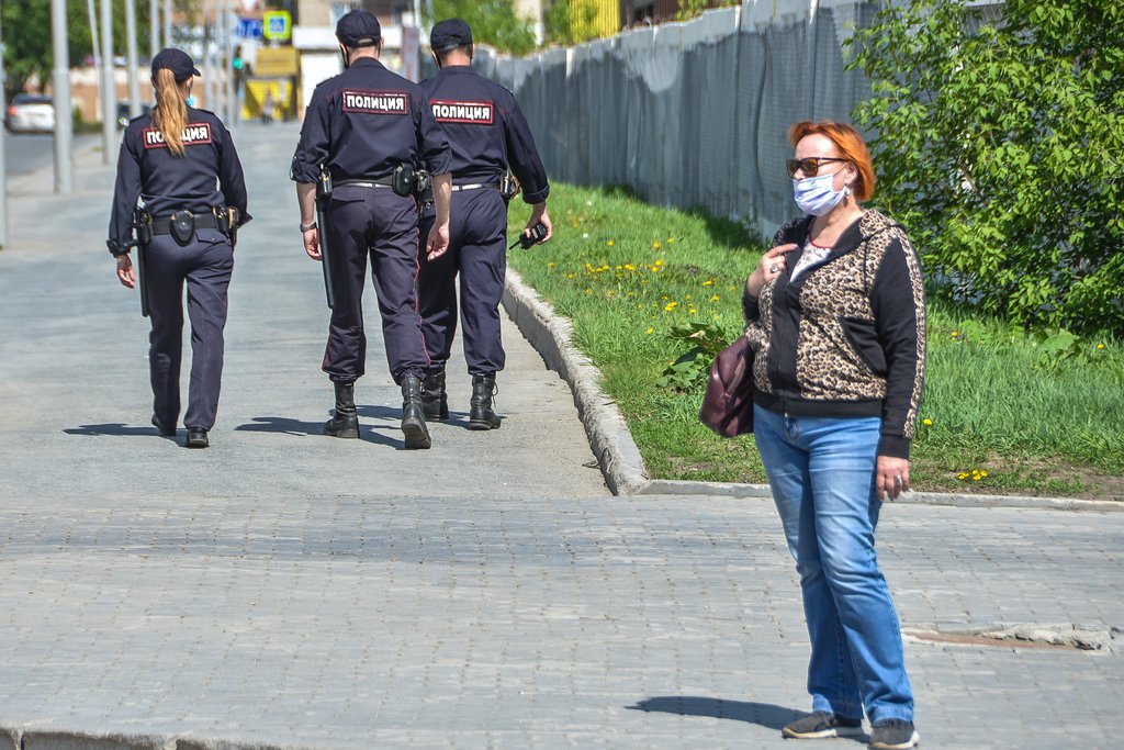 Женщина в маске и рейд полиции