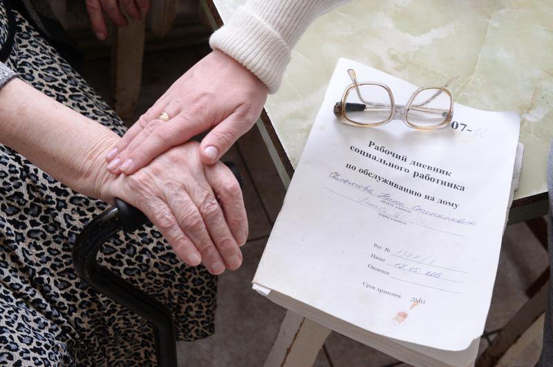 Работающие пенсионеры старше 65 лет смогут продлить электронные больничные до 29 мая.