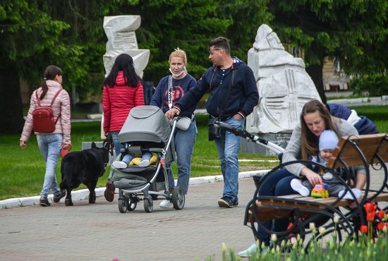 В городских парках Екатеринбурга полно посетителей, многие приходят семьями Фото: Галина Соловьёва