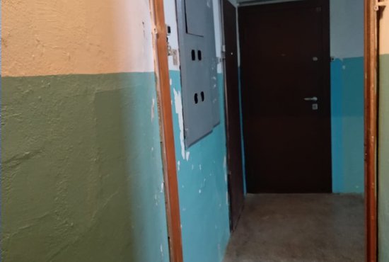 В Екатеринбурге демонтировали незаконно установленную дверь в подъезде. Фото: пресс-служба УФССП России по Свердловской области