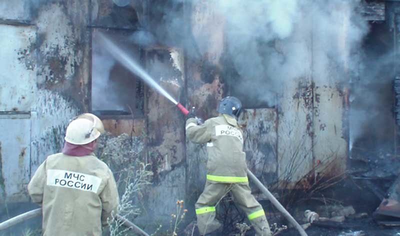 Спасатели тушат загоревшееся здание