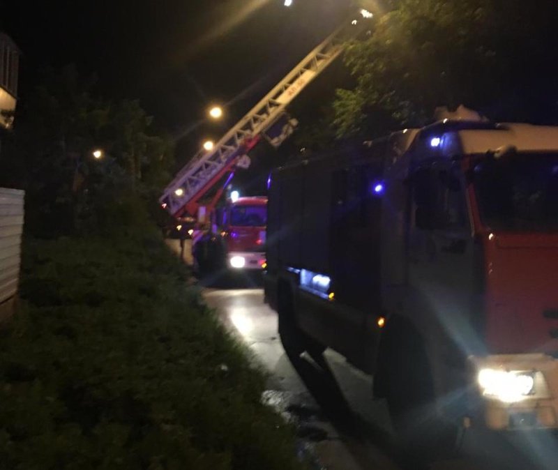 В Екатеринбурге накануне поздно вечером произошёл пожар в пятиэтажке на ул. Хвойная.