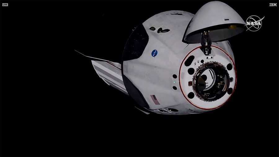 Экипаж SpaceX Dragon в 30 метрах от Международной космической станции.