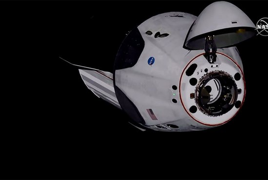 Экипаж SpaceX Dragon в 30 метрах от Международной космической станции. Фото: NASA TV