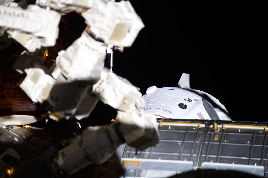 К Международной космической станции успешно пристыковался американский пилотируемый корабль Crew Dragon