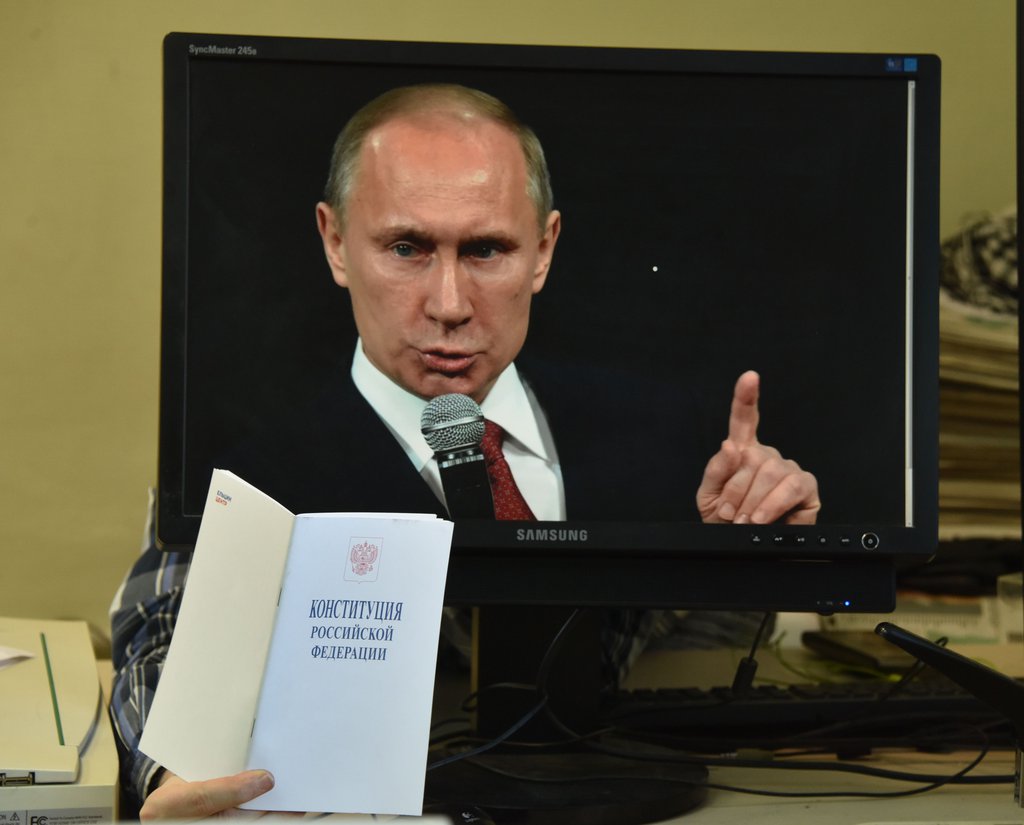 Владимир Путин говорит о Конституции РФ