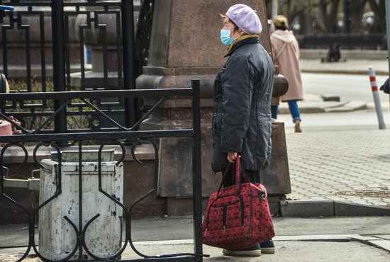 Пожилым людям, забытым своими детьми, приходится делать всё самим, но здоровья на это зачастую уже  не хватает. Фото: Галина Соловьёва