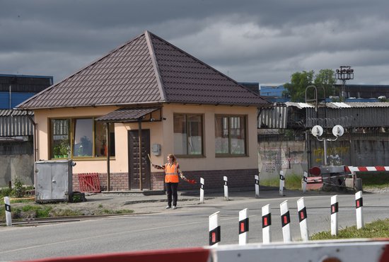 Ограничение снова связано с ремонтом железнодорожного переезда. Фото: Алексей Кунилов