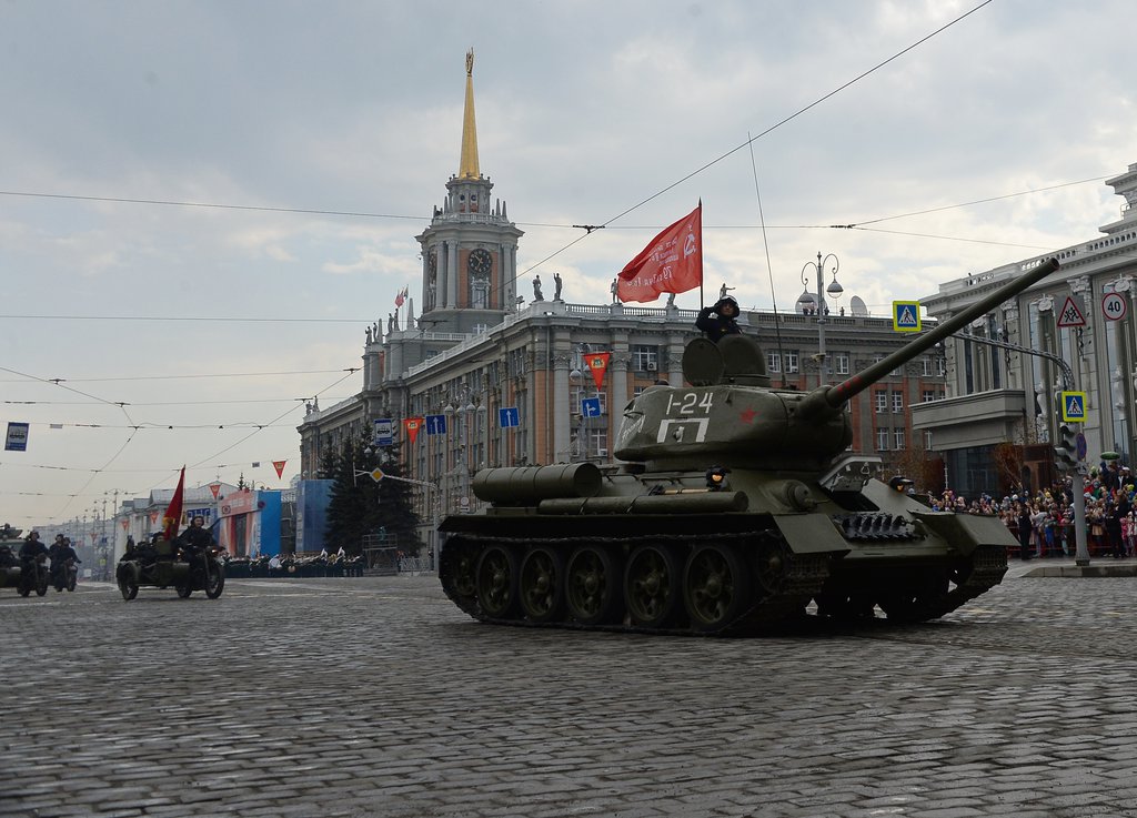Парад Победы в Екатеринбурге с участием танков