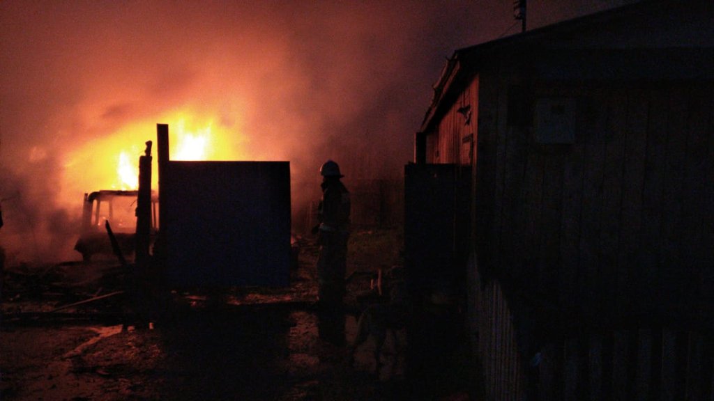 Спасатели тушат загоревшийся автомобиль и дом