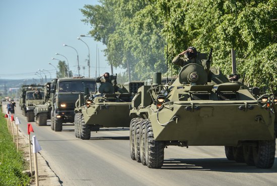 По Новосибирской от ул. Палисадной до Чемпионов пройдёт более 100 единиц боевой техники. Фото: Галина Соловьёва