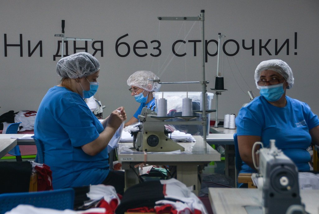 Алексей Орлов посетил производственную площадку «Чадолини» (Толедова, 43 Б), где запущена новая линия по выпуску одноразовых медицинских масок объемом 75 тысяч в сутки.