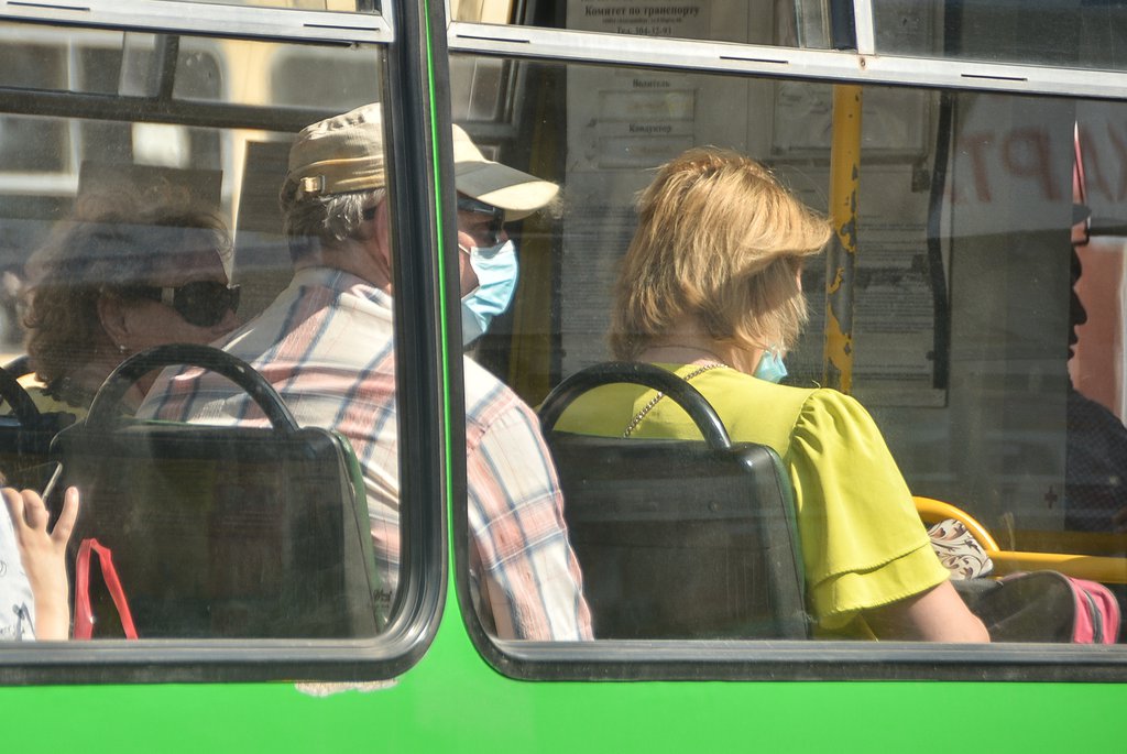 Пенсионеры в масках в автобусе