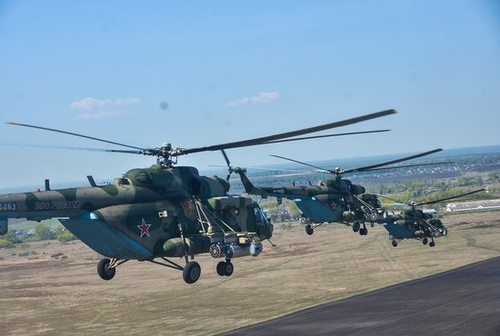 В воздух взлетали поочерёдно ударные вертолёты Ми-24, военно-транспортные Ми-8 и крупнейший в мире транспортный вертолёт М-26. Фото: Галина Соловьёва