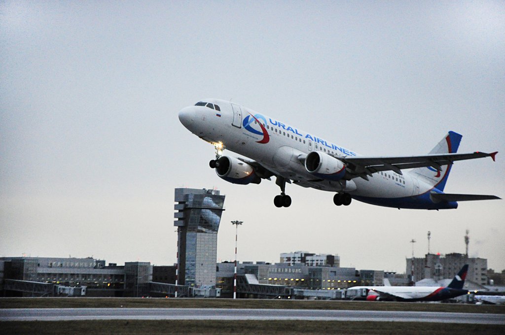 Самолёт "Уральских авиалиний" вылетает из Кольцово.