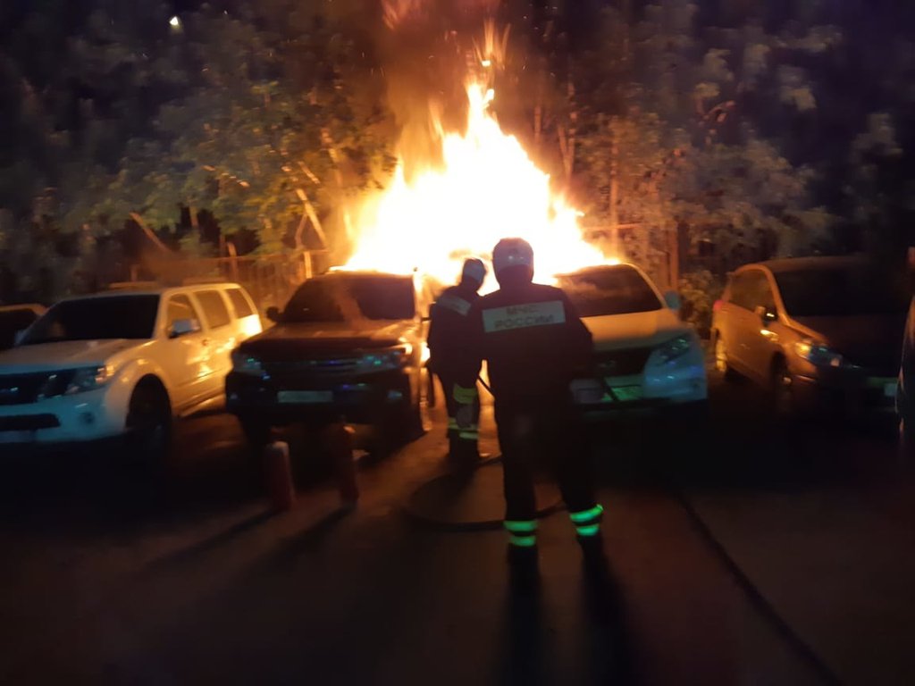 Спасатели тушат загоревшиеся автомобили